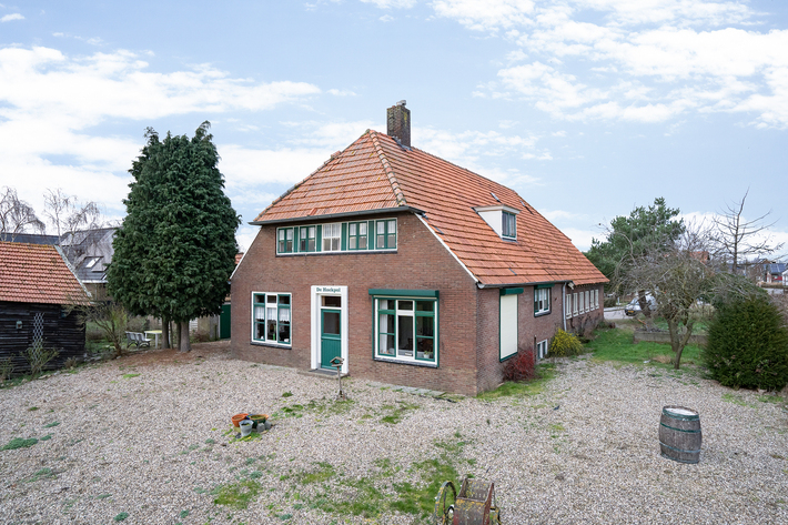 Monumentale en vrijstaande woonboerderij te Leuth met uitzicht.